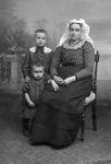 Vrij Cornelis 1874-1951 (echtgenote en 2 kinderen).jpg